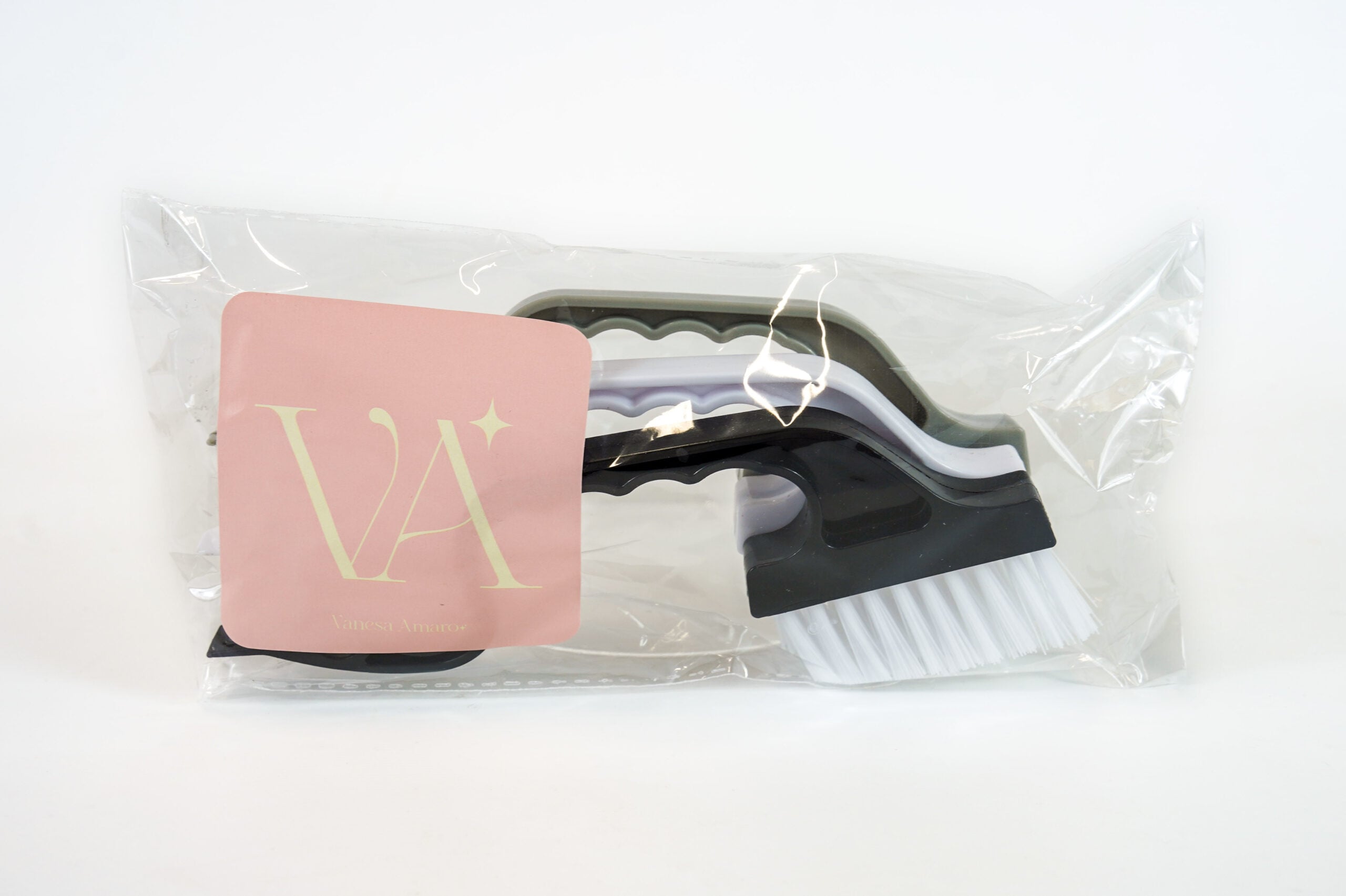 Groove brushes in packaging